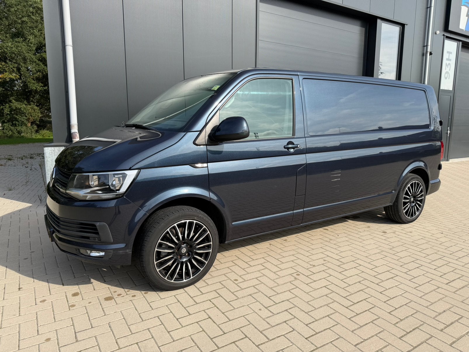 Volkswagen Transporter T6 2.0TDI DSG L2/H1 2016, Auto's, Euro 5, Zwart, 4 cilinders, 1909 kg