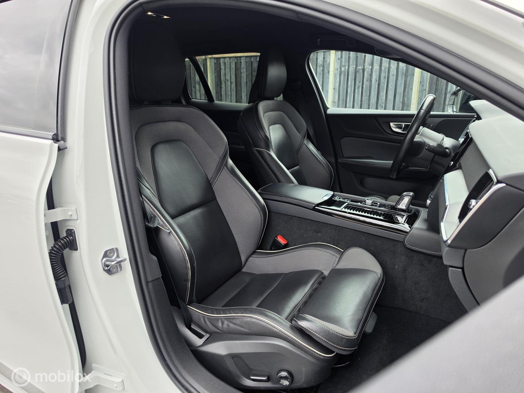VOLVO V60 2.0 T6 RECHARGE AWD R-DESIGN ACC CAMERA TREKHAAK, Automaat, Gebruikt, 4 cilinders, Leder en Stof