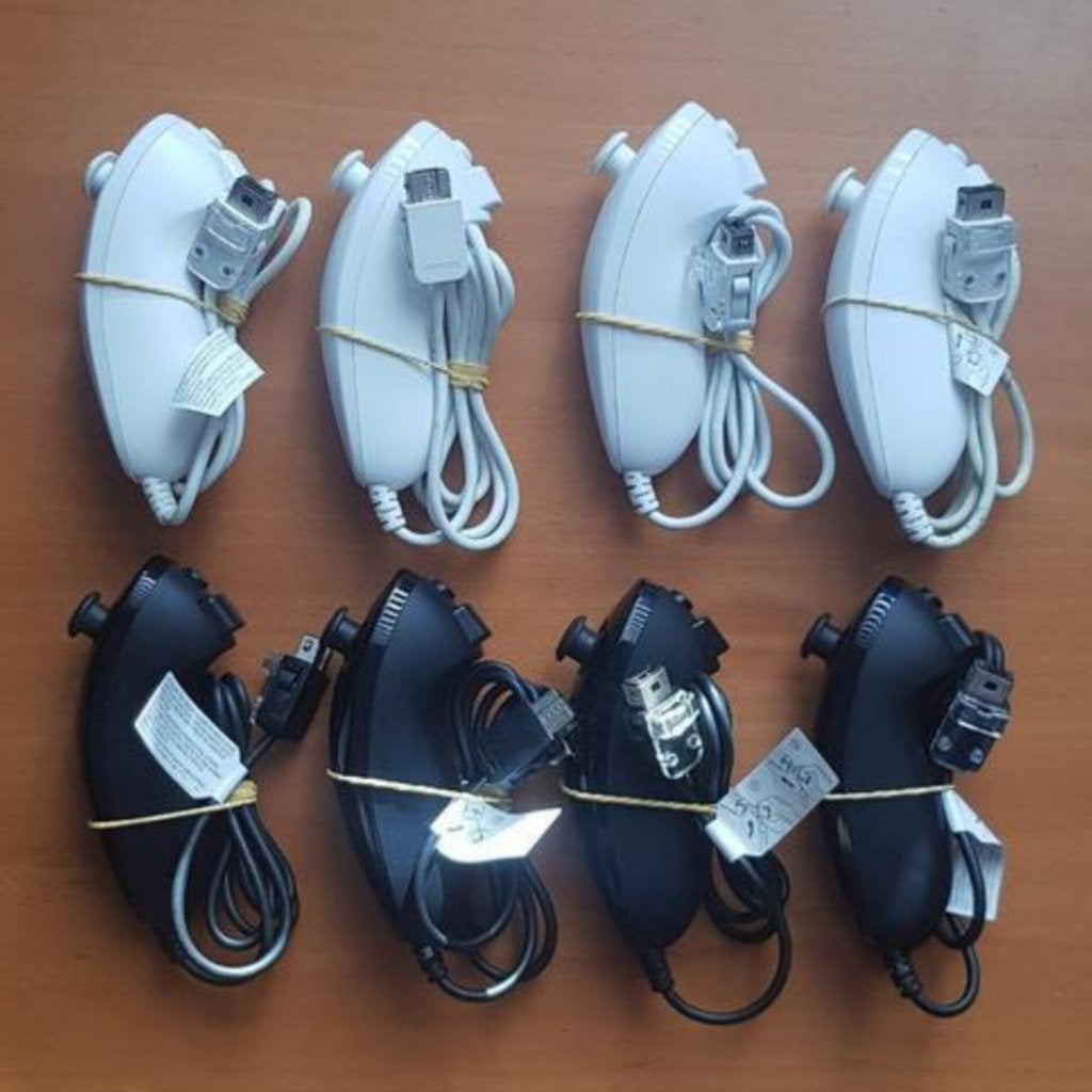 Originele Wii Nunchuk Wit en Zwart, Spelcomputers en Games, Gebruikt, Overige genres, 1 speler, Ophalen of Verzenden