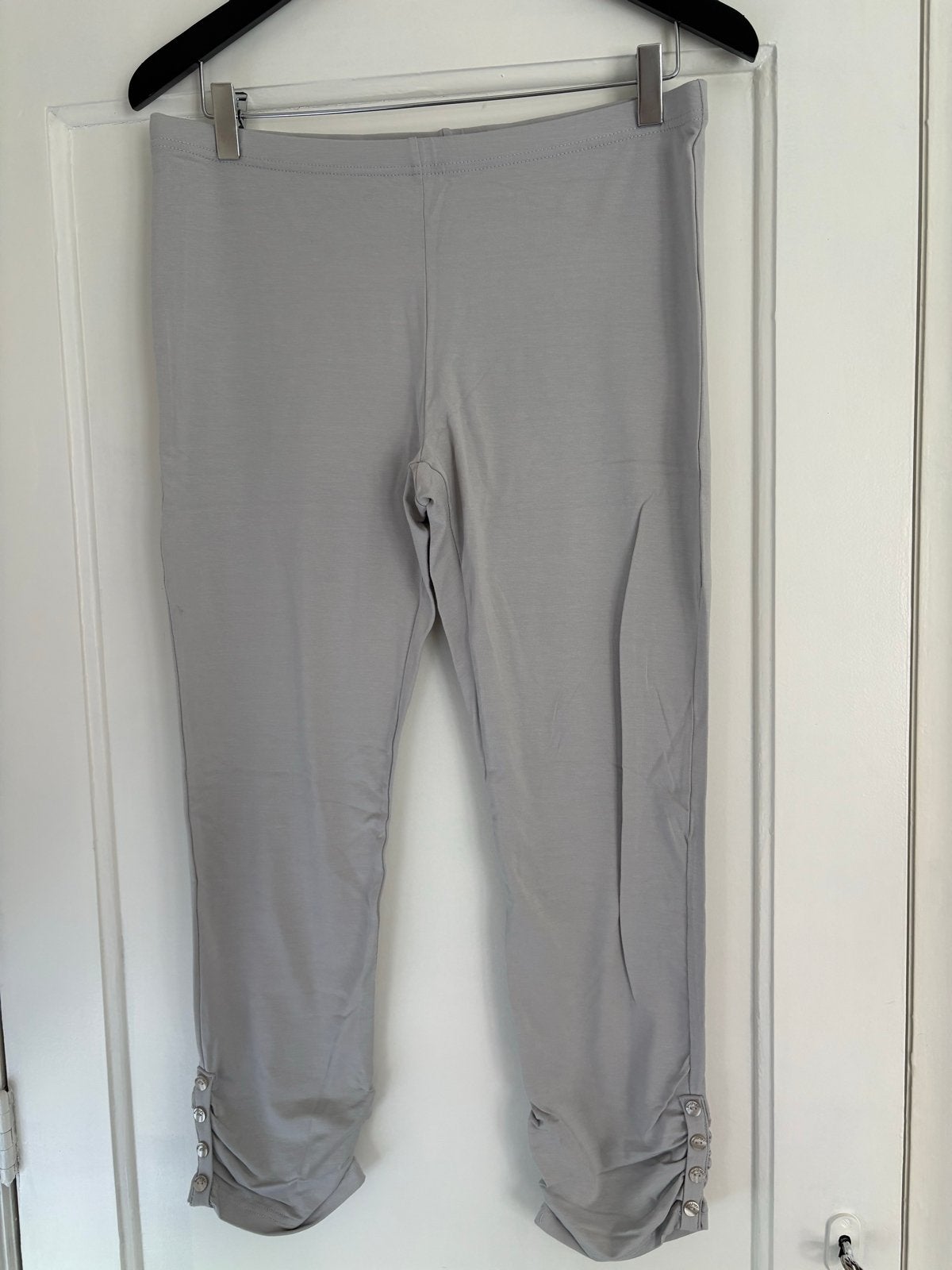 Mooie grijze knielegging met knoopjes - Backstage mt XL, Ophalen of Verzenden, Zo goed als nieuw, Grijs, Legging