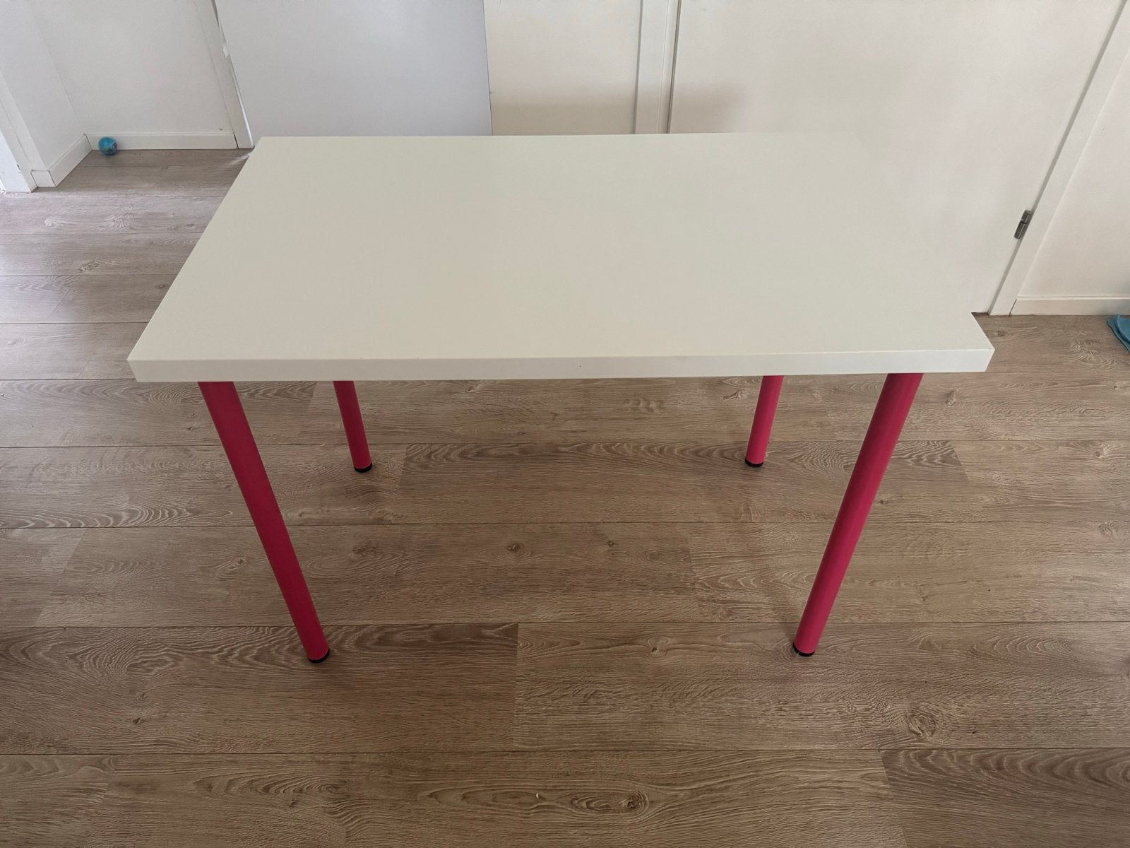 Mooi wit bureau met roze poten, Overige materialen, Gebruikt, 100 tot 150 cm, Tot twee personen