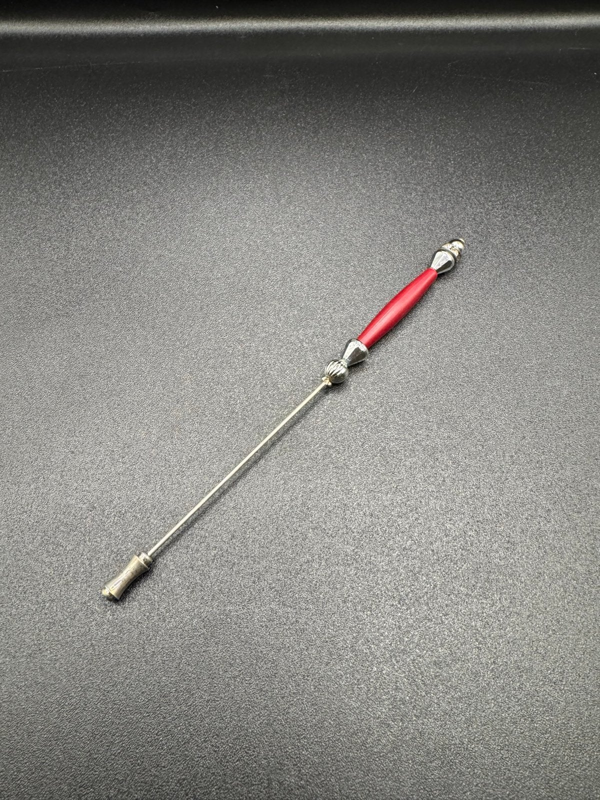 Vintage Zilverkleurige Hoedenspeld met Rode Accent, Verzenden, Gebruikt