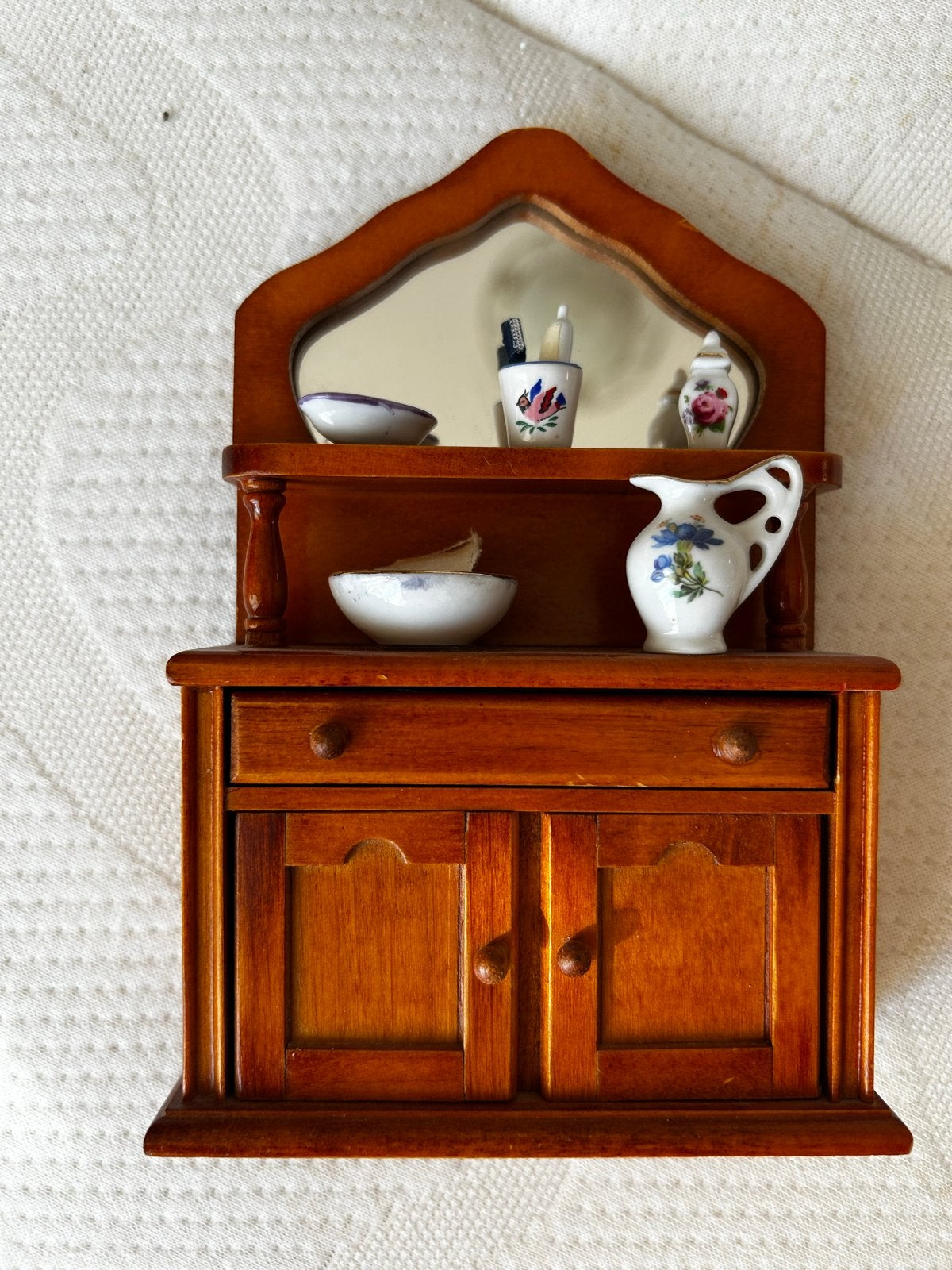 Miniatuur houten dressoir met spiegel en accessoires, Ophalen of Verzenden, Zo goed als nieuw, Decoratie
