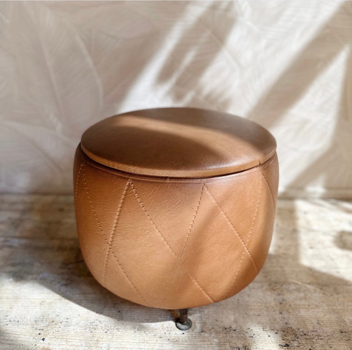 Vintage skai leren poef / naaibox, Ophalen, Minder dan 50 cm, Rond, Zo goed als nieuw