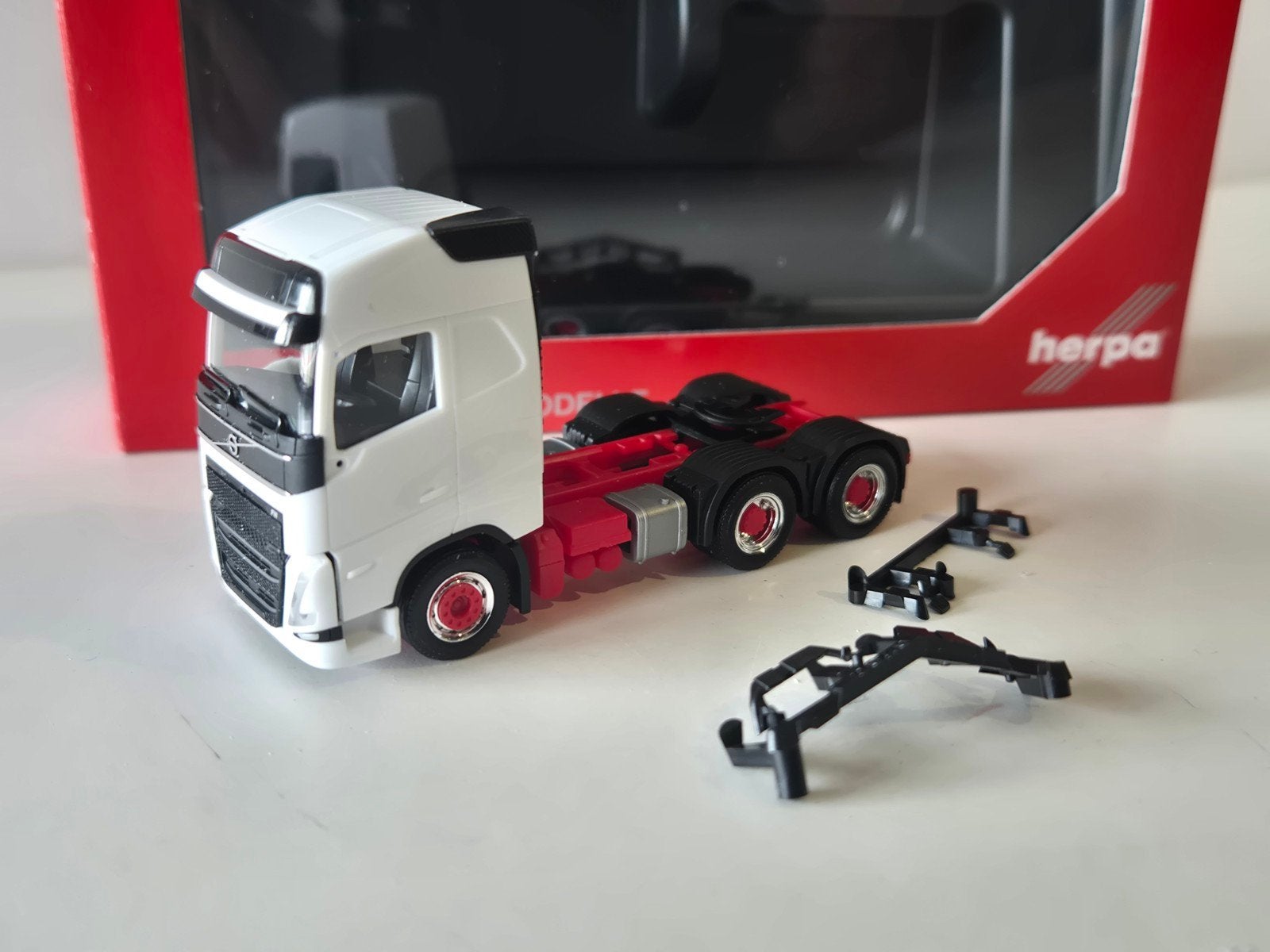 Herpa Volvo FH 6x4 trekker, Hobby en Vrije tijd, Modelauto's | 1:50, Ophalen of Verzenden, Nieuw, Bus of Vrachtwagen, Tekno