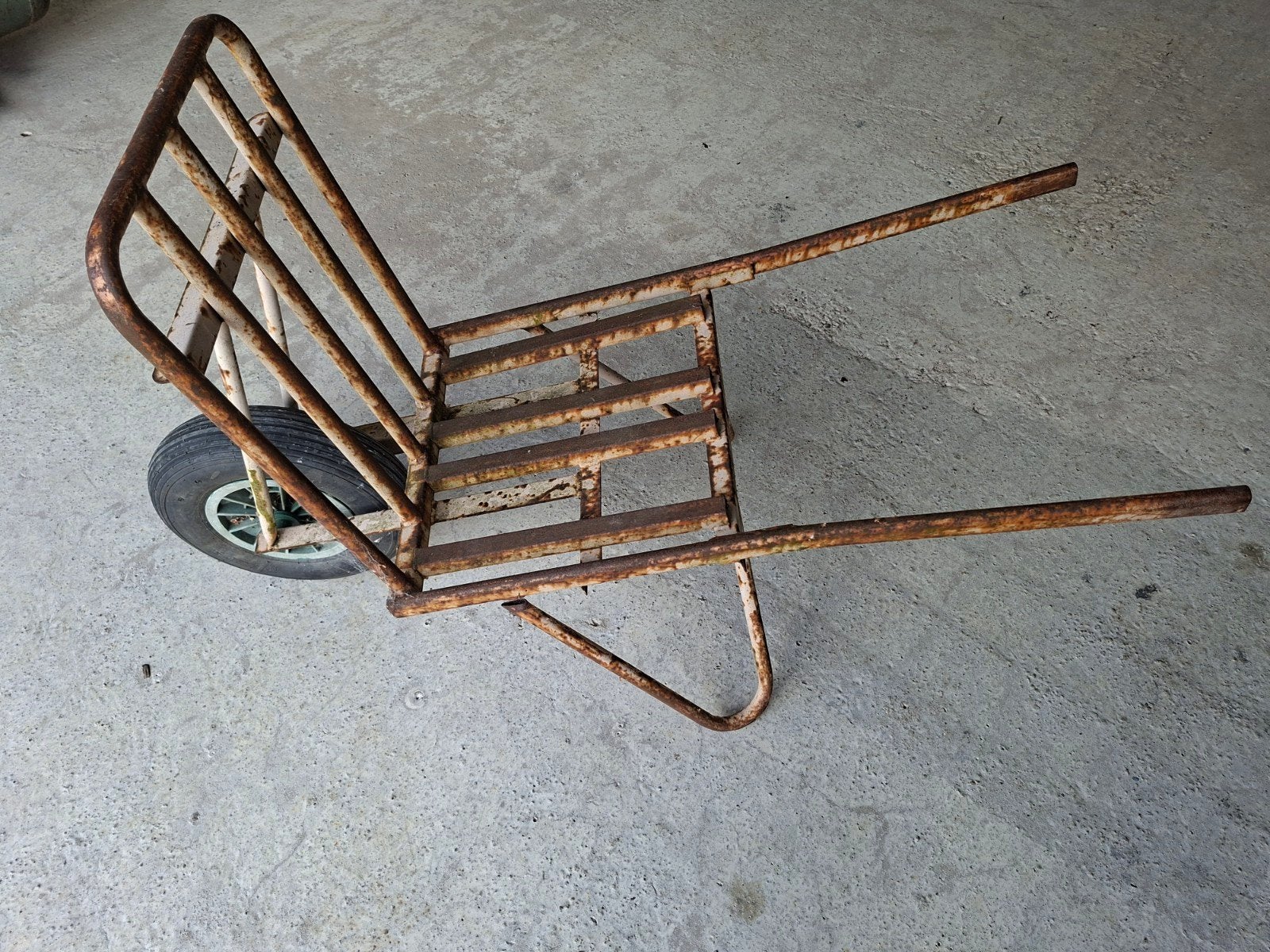 Stenen kruiwagen, Ophalen