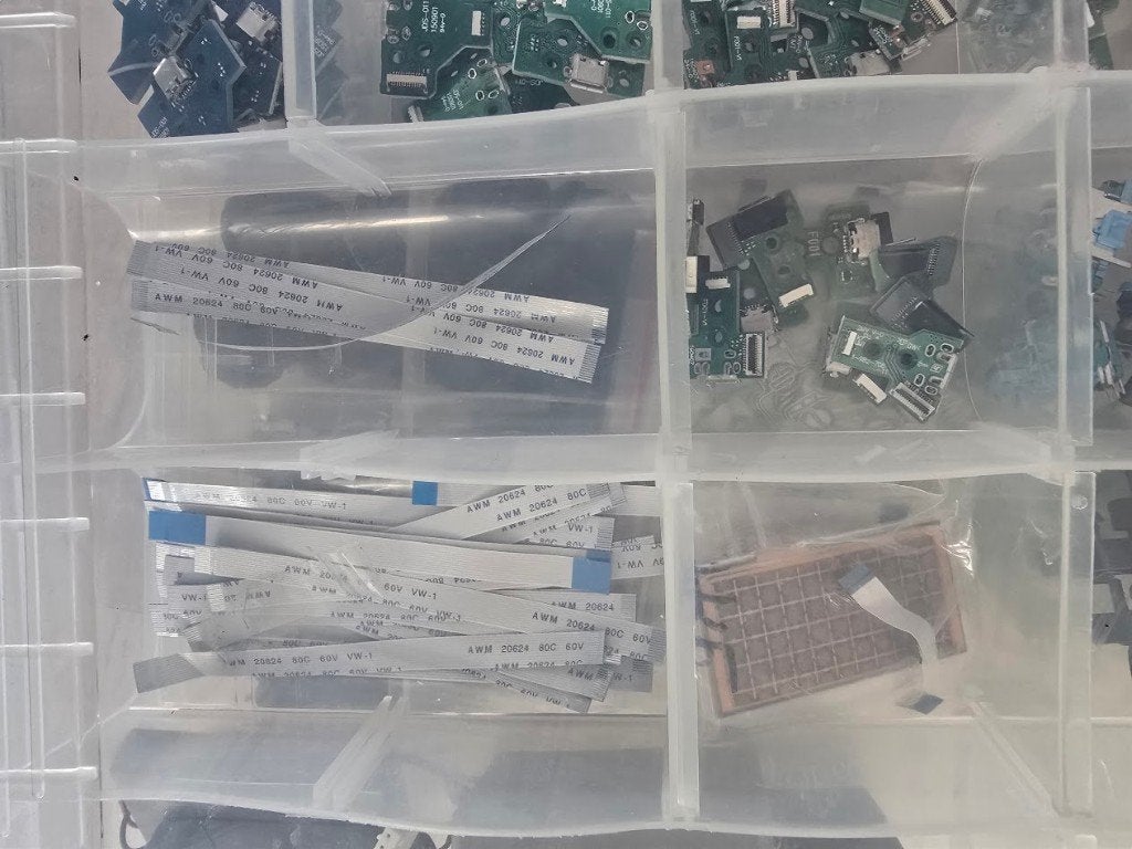 Foto 10 van Grote partij PS4/PS5 controllers + onderdelen/accessoires