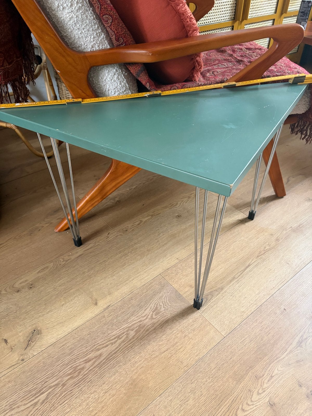 Vintage Deens design 'Pin Age' bijzettafel, groen, haarspeld, Minder dan 45 cm, Gebruikt, Metaal of Aluminium, Ophalen of Verzenden