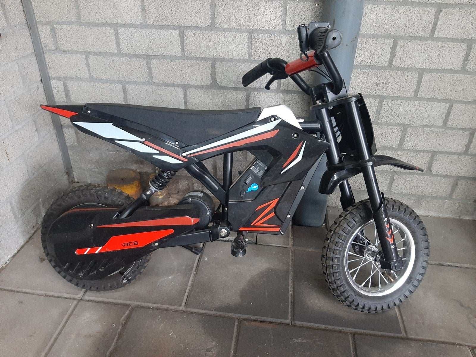 Kleine electrische crossmotor met oplader, Ophalen, Zo goed als nieuw