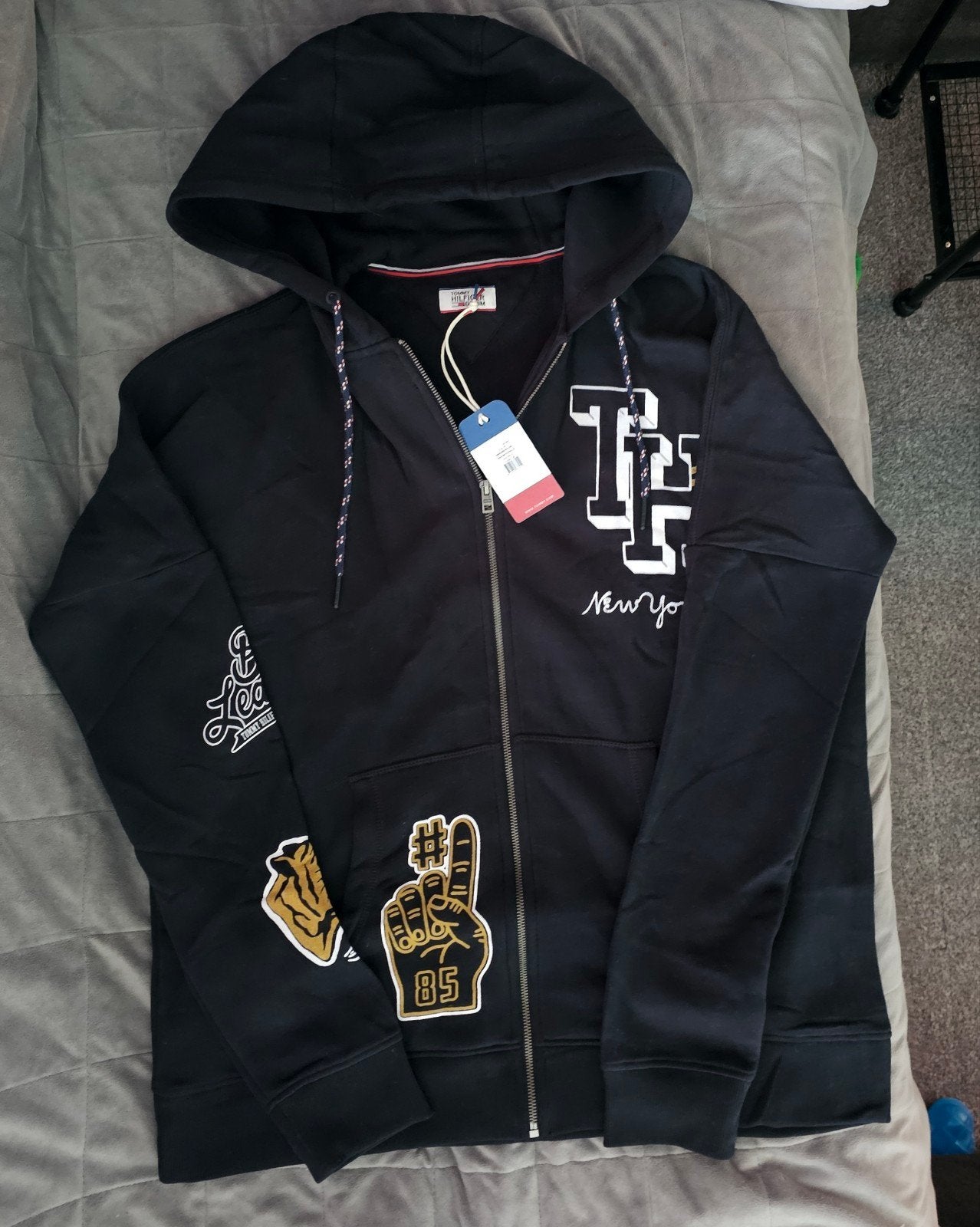 Tommy Hilfiger Varsity Patch Zip-Up Hoodie - Maat L (Nieuw), Kleding | Heren, Ophalen of Verzenden, Nieuw, Maat 52/54 (L), Tommy Hilfiger