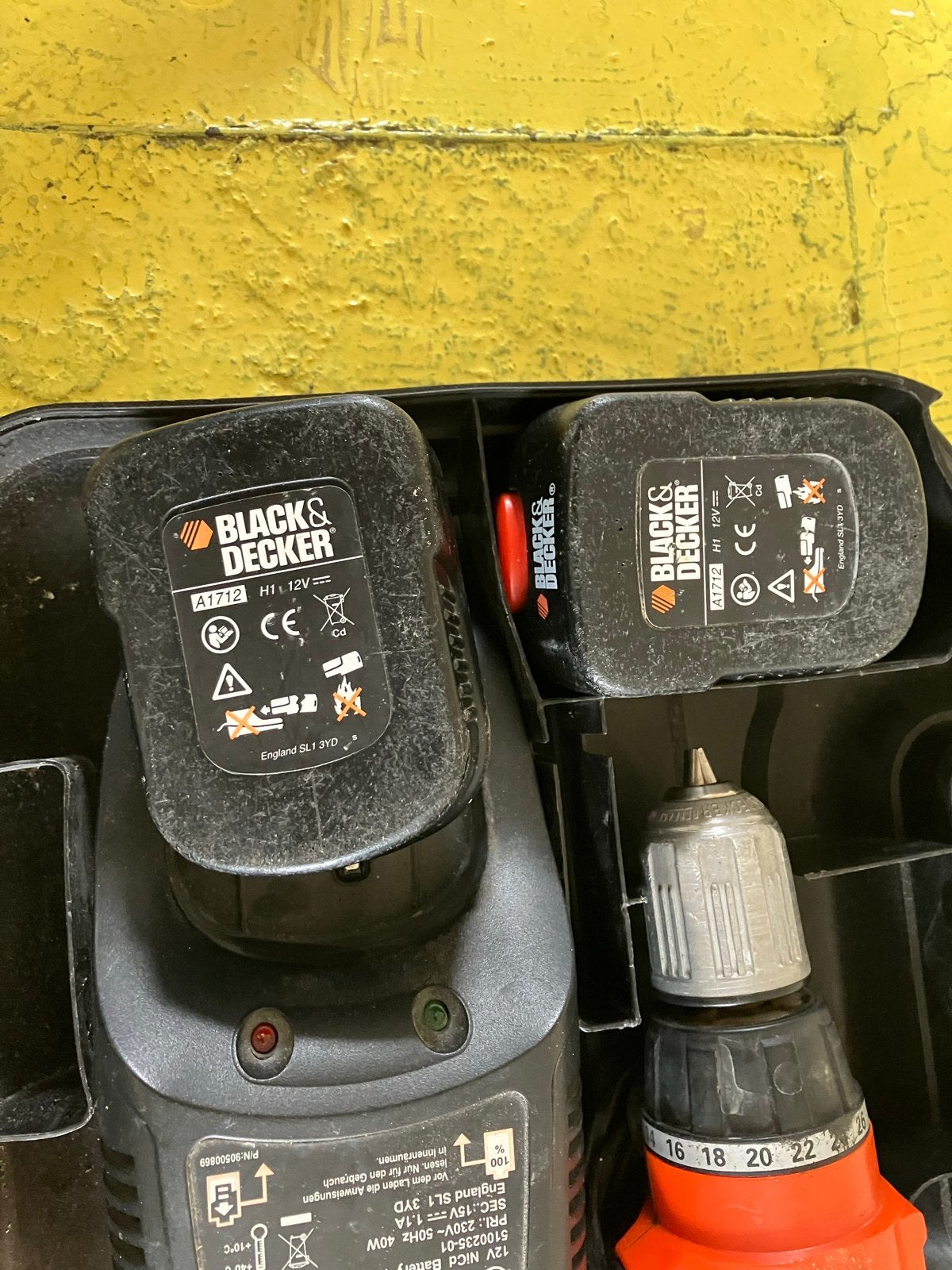 Black & Decker boormachine met 2 accu's en lader, Gebruikt, Variabele snelheid, Ophalen of Verzenden, Boor- en Schroefmachine