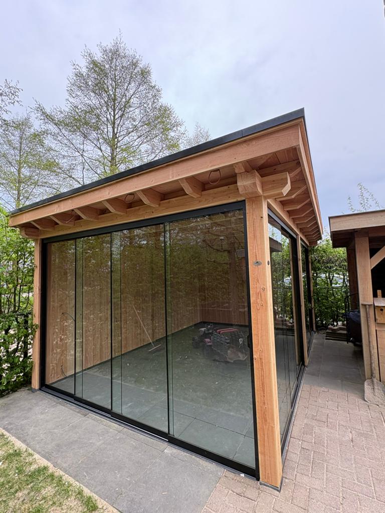 Foto 4 van Luxe Tuinkamer met Overkapping en Glazen Schuifwanden