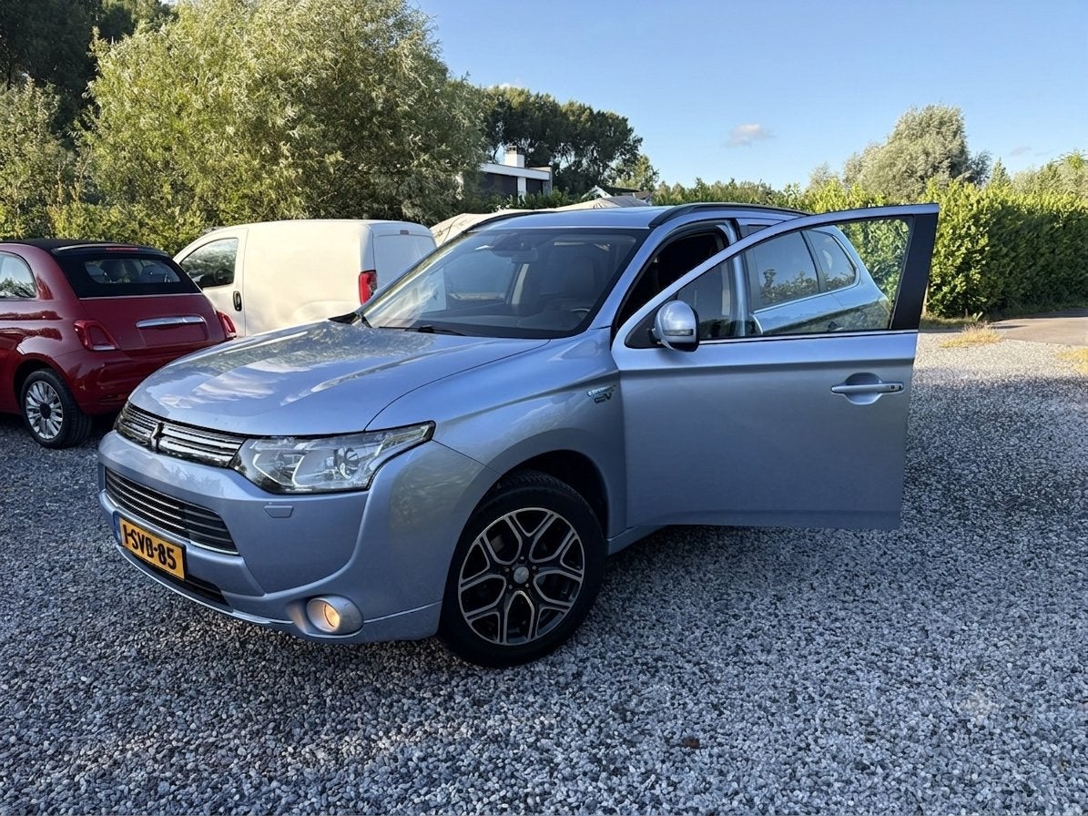 Mitsubishi Outlander 2.0 Dohc Mivec Phev 203pk 4WD CVT 5P, 1998 cc, Outlander, Zwart, 4 cilinders