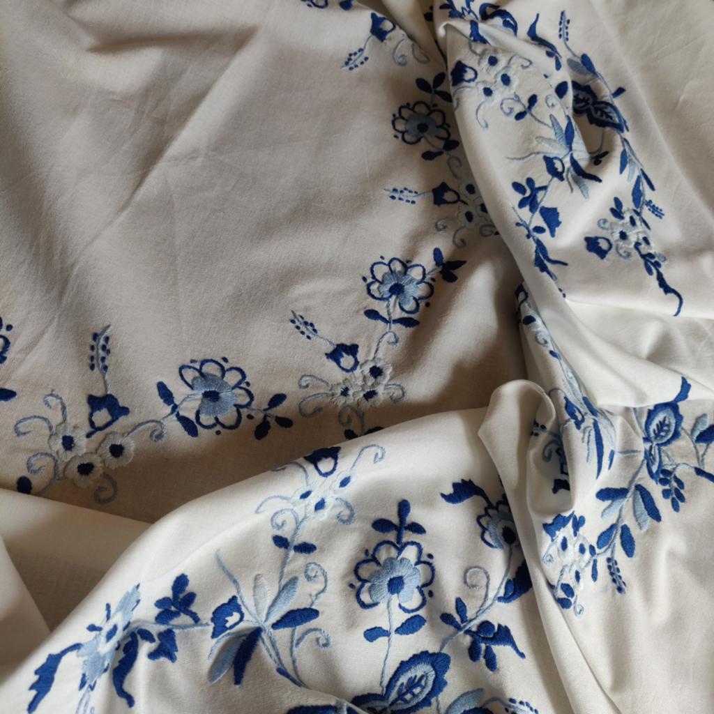 Geborduurd blauw/wit tafelkleed met bloemen rond, Verzenden