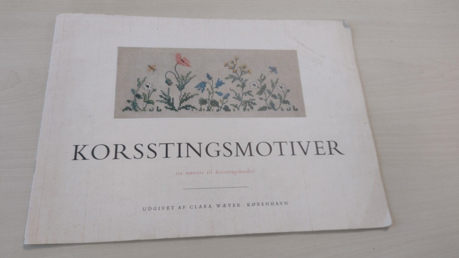 Borduur boekje Korsstingsmotiver Clara Waever Kobenhavn., Ophalen of Verzenden, Gelezen, Borduren en Naaien