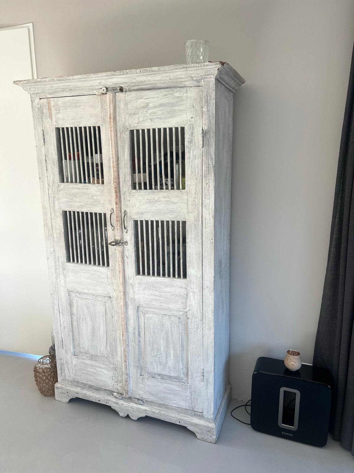 Antieke wit geverfde houten kast met louvre deuren, Ophalen