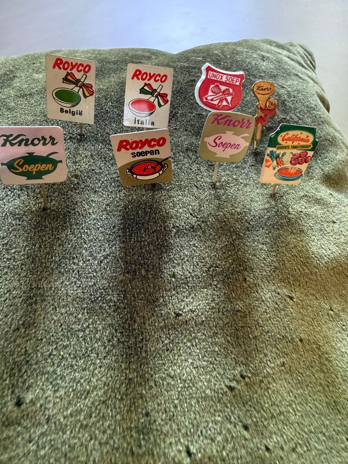8 Vintage Speldjes Soepreclame Knorr Royco Unox California, Verzamelen, Speldjes, Pins en Buttons, Ophalen of Verzenden, Gebruikt