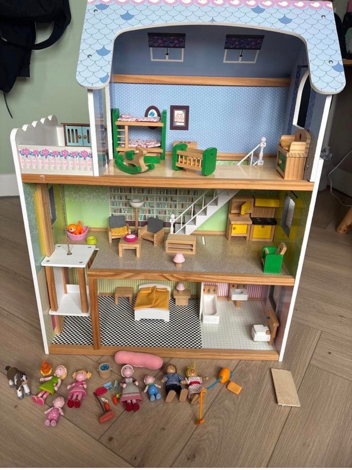 Groot houten Poppenhuis met meubels en poppen, Kinderen en Baby's, Speelgoed | Poppenhuizen, Ophalen, Zo goed als nieuw, Poppenhuis