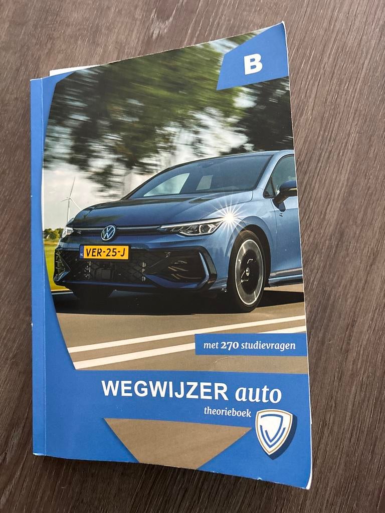Wegwijzer auto theorieboek met 270 studievragen, Boeken, Auto's | Boeken, Zo goed als nieuw, Ophalen of Verzenden