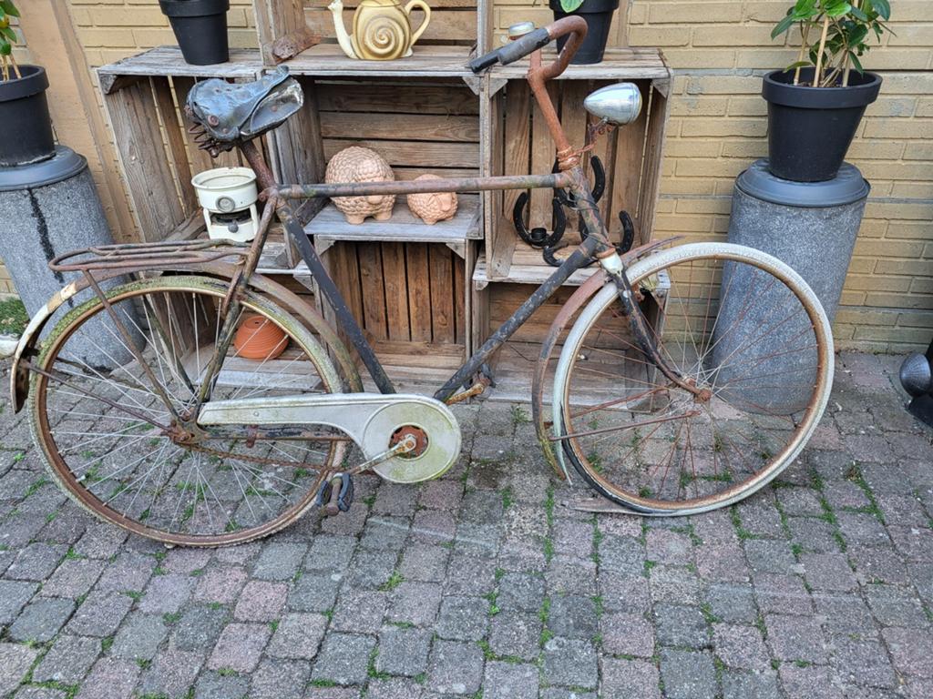 Hele oude retro fiets, Ophalen