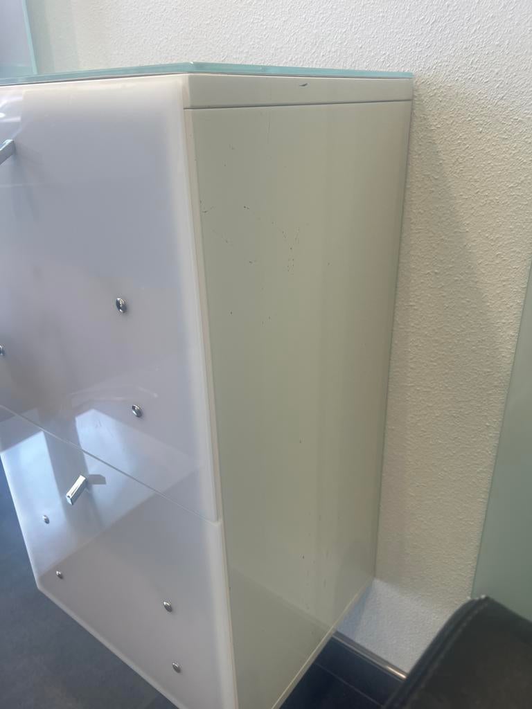 Moderne witte ladekast met glazen blad, Ophalen, Kunststof, Gebruikt, 1 of 2 laden