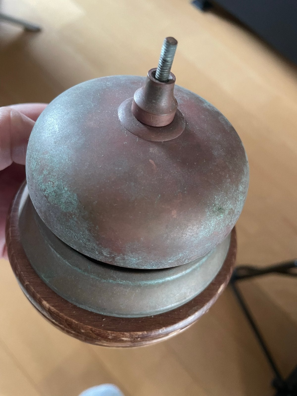 Vintage koperen tafelbel receptiebel met houten voet, Ophalen of Verzenden