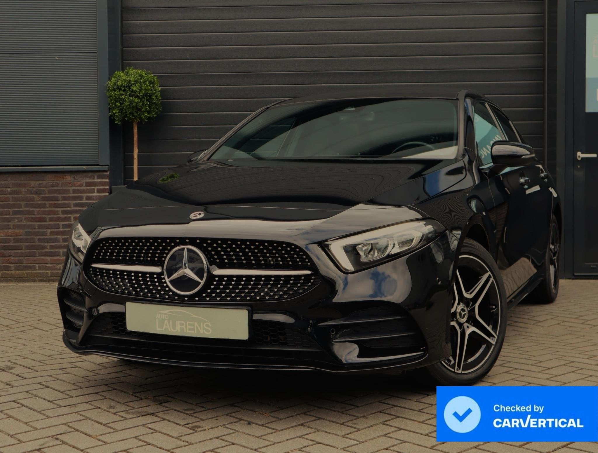 Mercedes-Benz A-klasse 250 e AMG Line | Pano | Camera | sfee, Auto's, Mercedes-Benz, Gebruikt, 16 kWh, Leder en Stof, Zwart