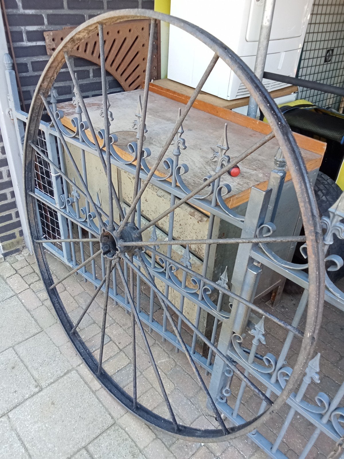 Antiek smeed ijzeren wiel, Ophalen
