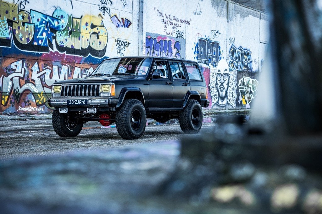 Jeep CHEROKEE 5.7 V8 LS1 Swap (324PK)  en volledig gerestaur, Auto's, Gebruikt, 8 cilinders, 2000 kg, Bedrijf