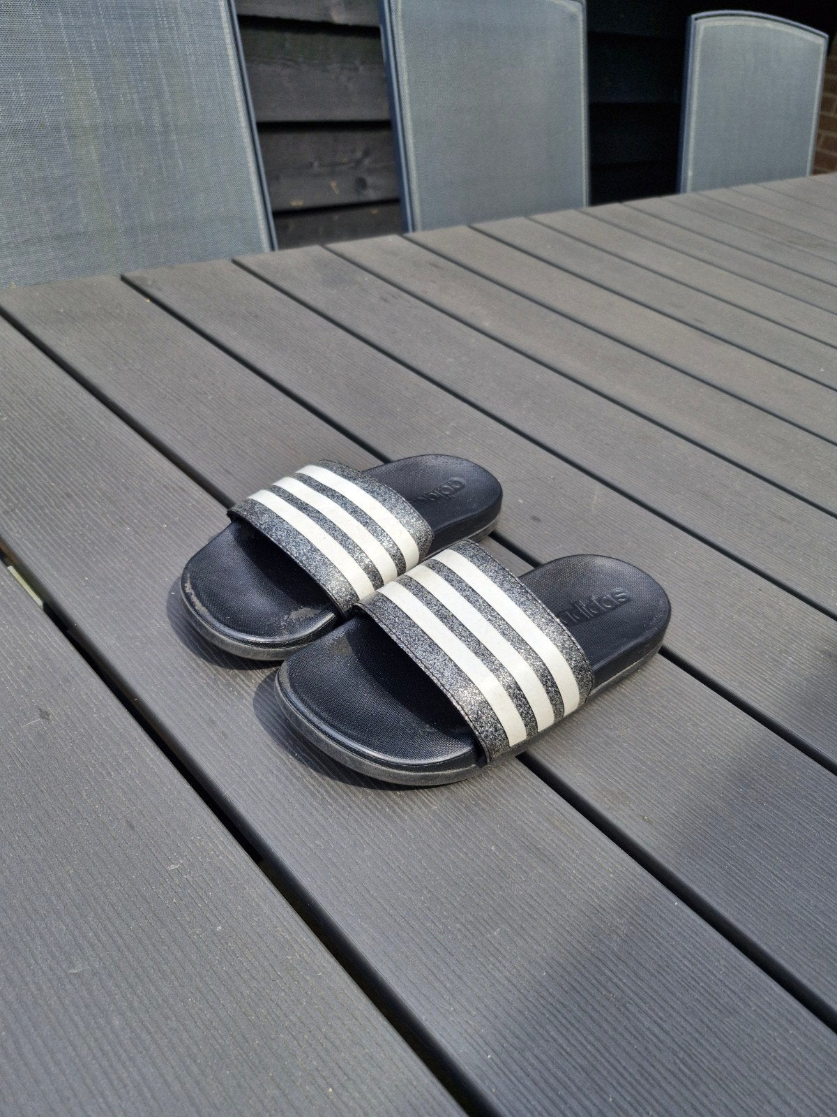 Adidas slippers met zilver, maat 32, Ophalen, Adidas, Gebruikt, Meisje