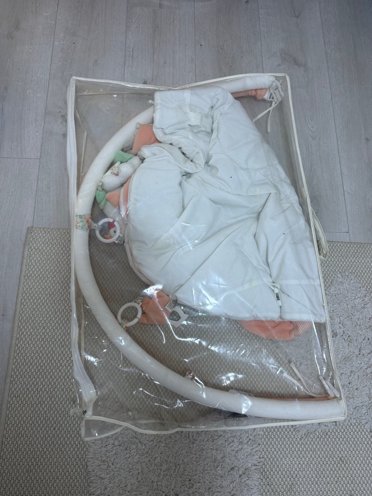 Baby speelkleed met boog en speeltjes, Ophalen, Zo goed als nieuw