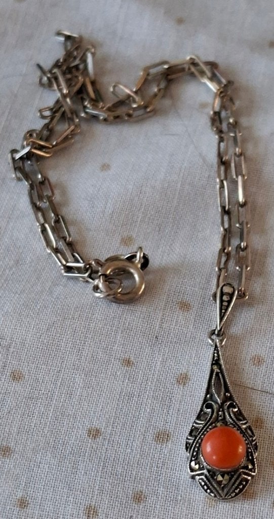 Zilveren Art Deco ketting en hanger met koraal en markasiet, Verzenden, Zilver, Hanger, Verguld