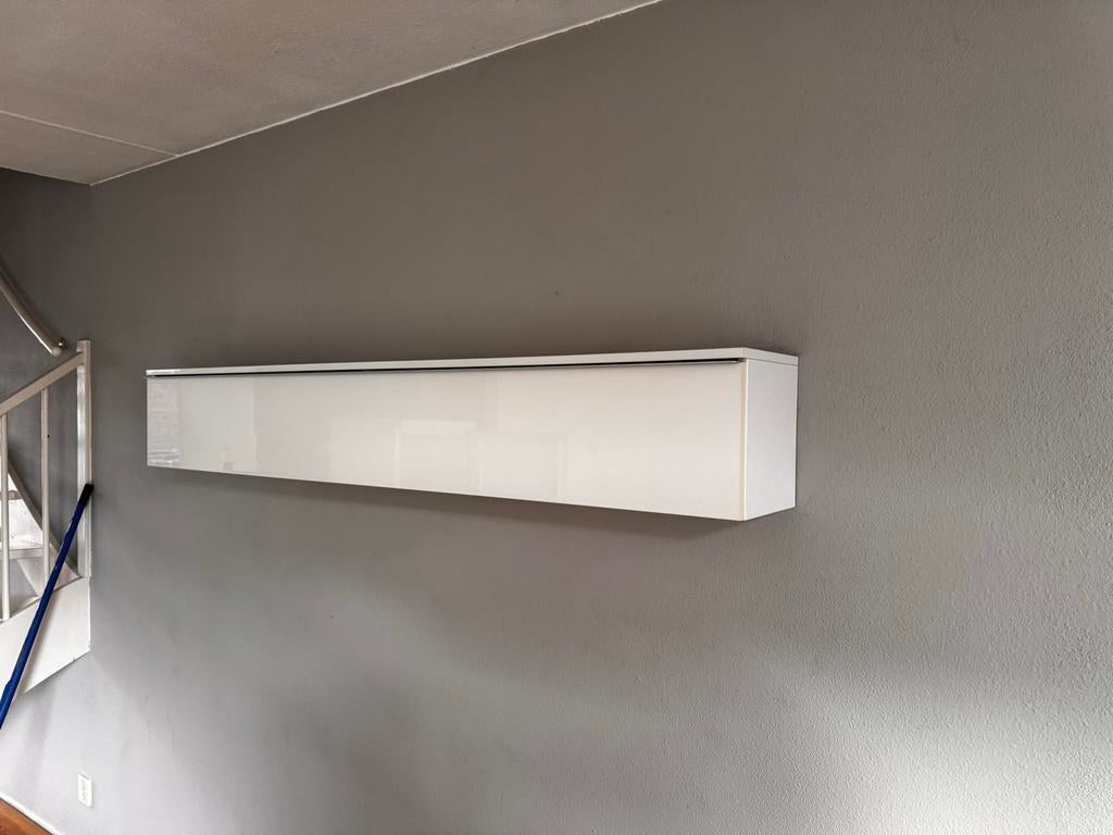 Witte hoogglans wandkast - zwevend dressoir, Huis en Inrichting, Kasten | Wandmeubels, Ophalen, Gebruikt, Minder dan 150 cm, Minder dan 100 cm