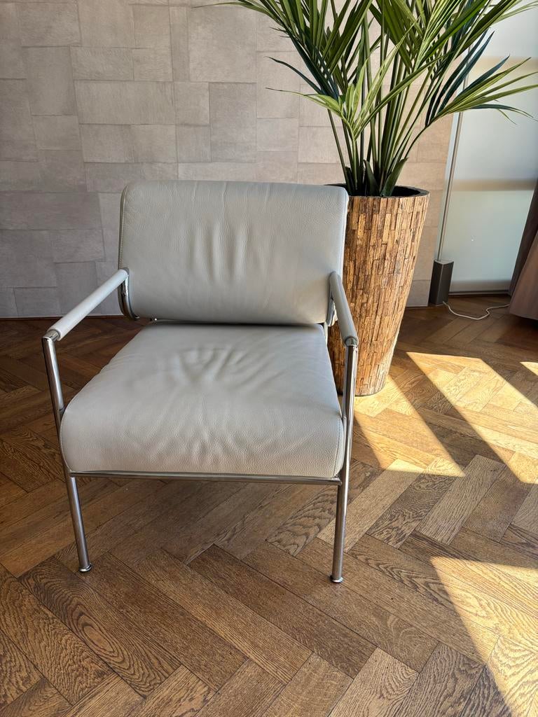 Leolux fauteuil met chromen frame in beige/grijs leder, Huis en Inrichting, Fauteuils, Ophalen, Gebruikt, Modern. Zithoogte 43 cm. breedte 64 cm diepte 80 cm