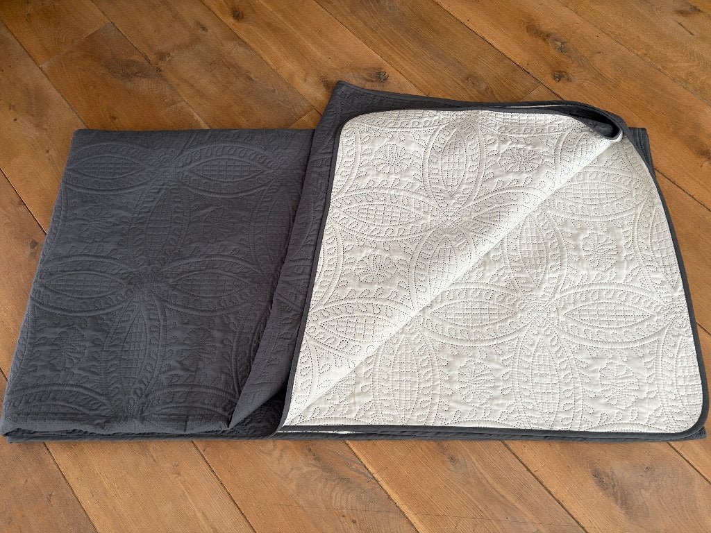Grijze/witte gewatteerde sprei — 265x265cm — dubbelzijdig, Meerkleurig, Overige typen, Overige materialen, Tweepersoons