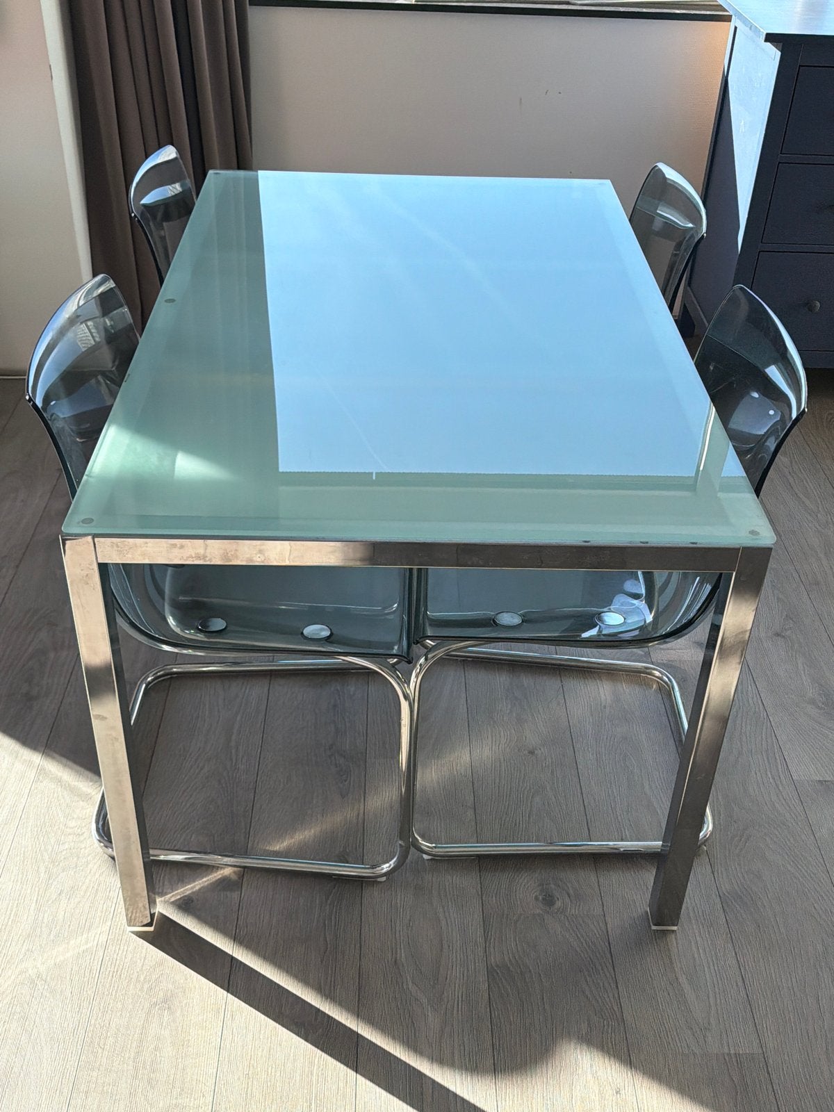 IKEA eettafel met glazen blad + 4 bijpassende stoelen, Ophalen, Gebruikt, 100 tot 150 cm, 50 tot 100 cm