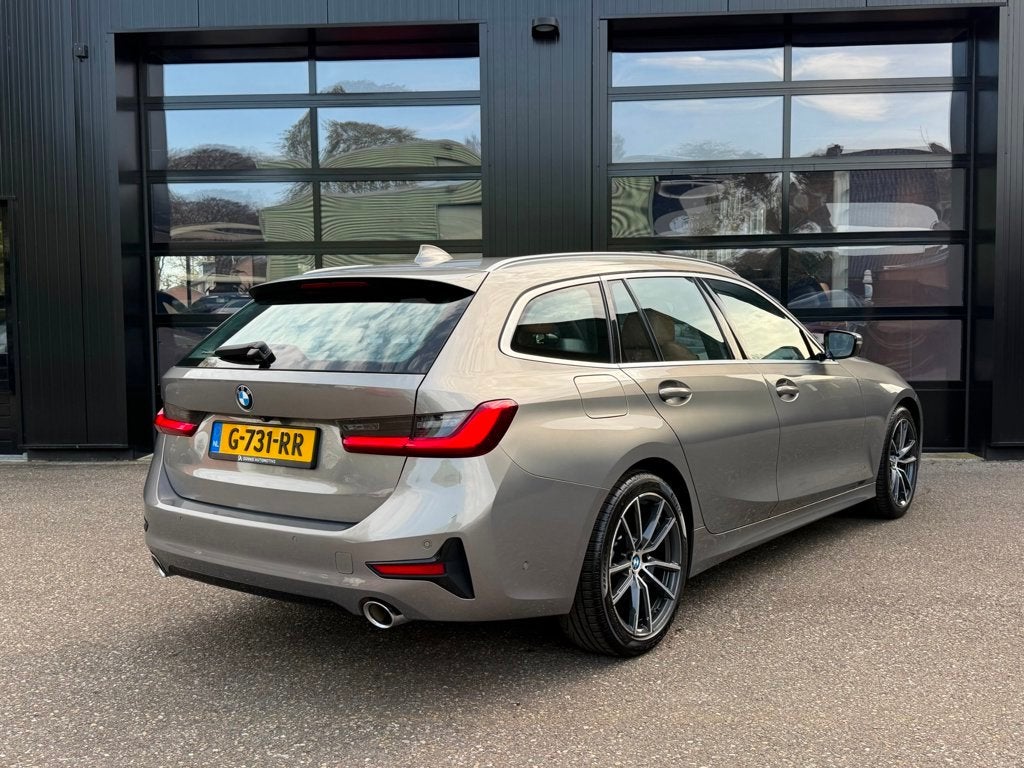 BMW 3-Serie Touring 330i Individual Edition Oxidgrau Pano, Auto's, Automaat, Achterwielaandrijving, Gebruikt, Euro 6