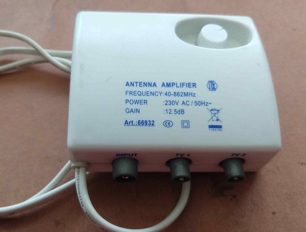 TV Signaal versterkers + Tratec splitter Hoeft niet in 1koop, Ophalen of Verzenden, Gebruikt, Minder dan 2 meter, Overige kabels