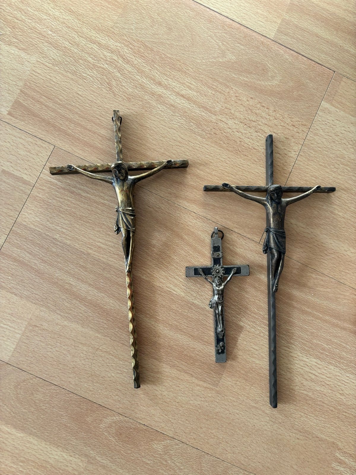 Set van 3 Antieke Bronzen Kruisbeelden met Christusfiguur, Ophalen of Verzenden