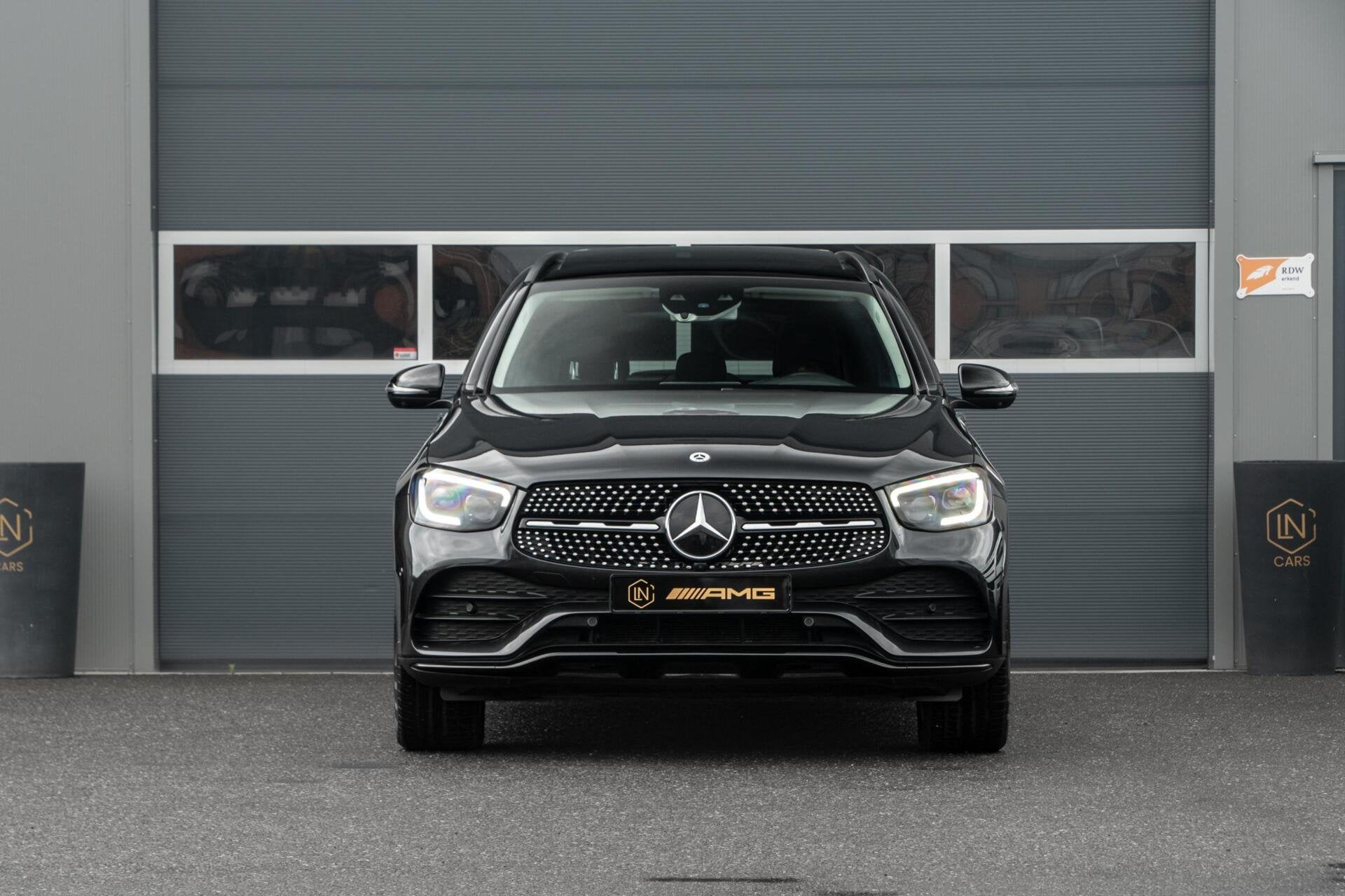 Mercedes GLC-klasse 300e 4MATIC AMG | DAB | PANO | HUD, Auto's, Automaat, Gebruikt, 4 cilinders, Met garantie (alle)