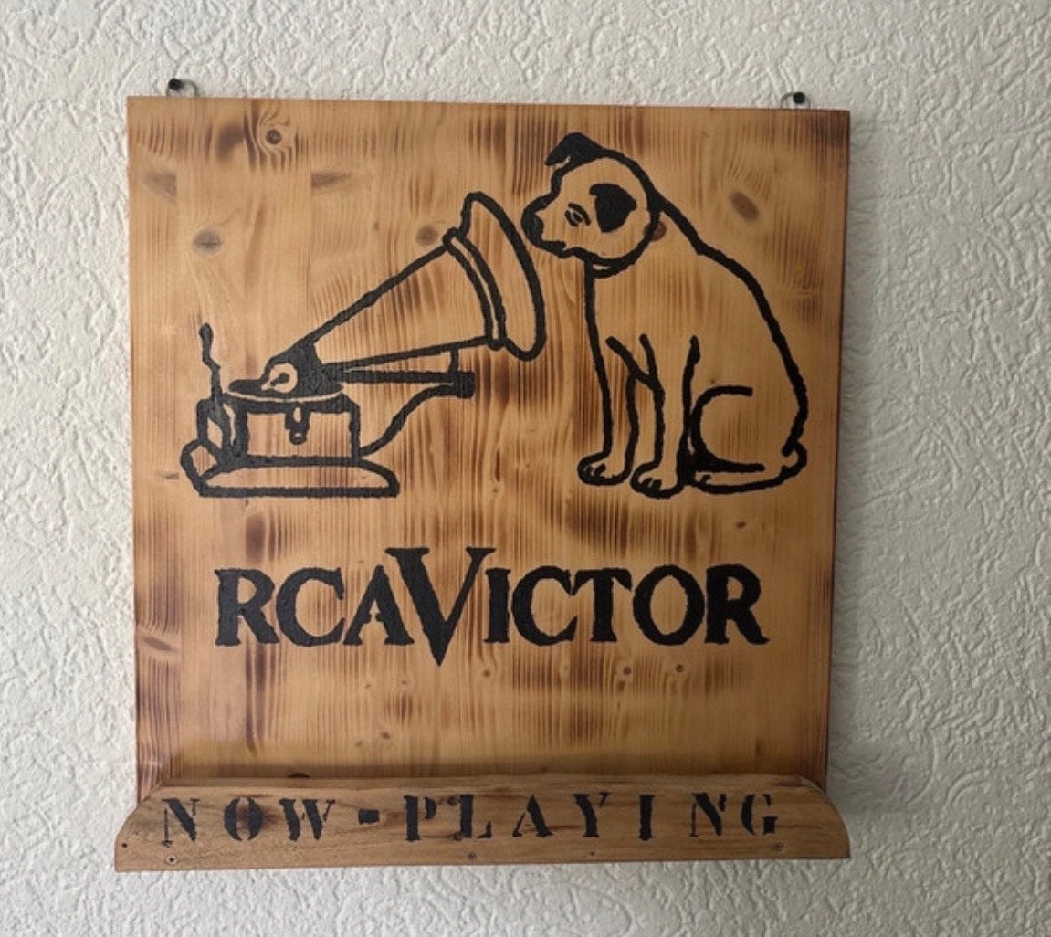 Houten LP-standaard 'Now Playing' met RCA Victor logo, Ophalen, Gebruikt, Bruin, Vintage