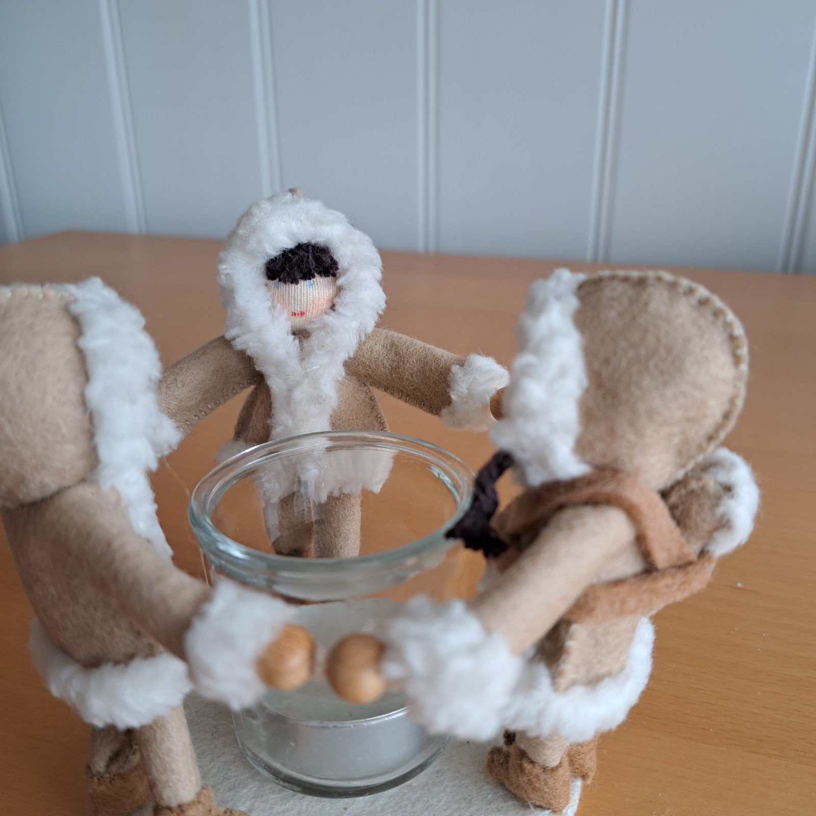 Vilten eskimolichtje, Hobby en Vrije tijd, Vilt, Verzenden, Nieuw, Figuurtje(s), Wolvilt