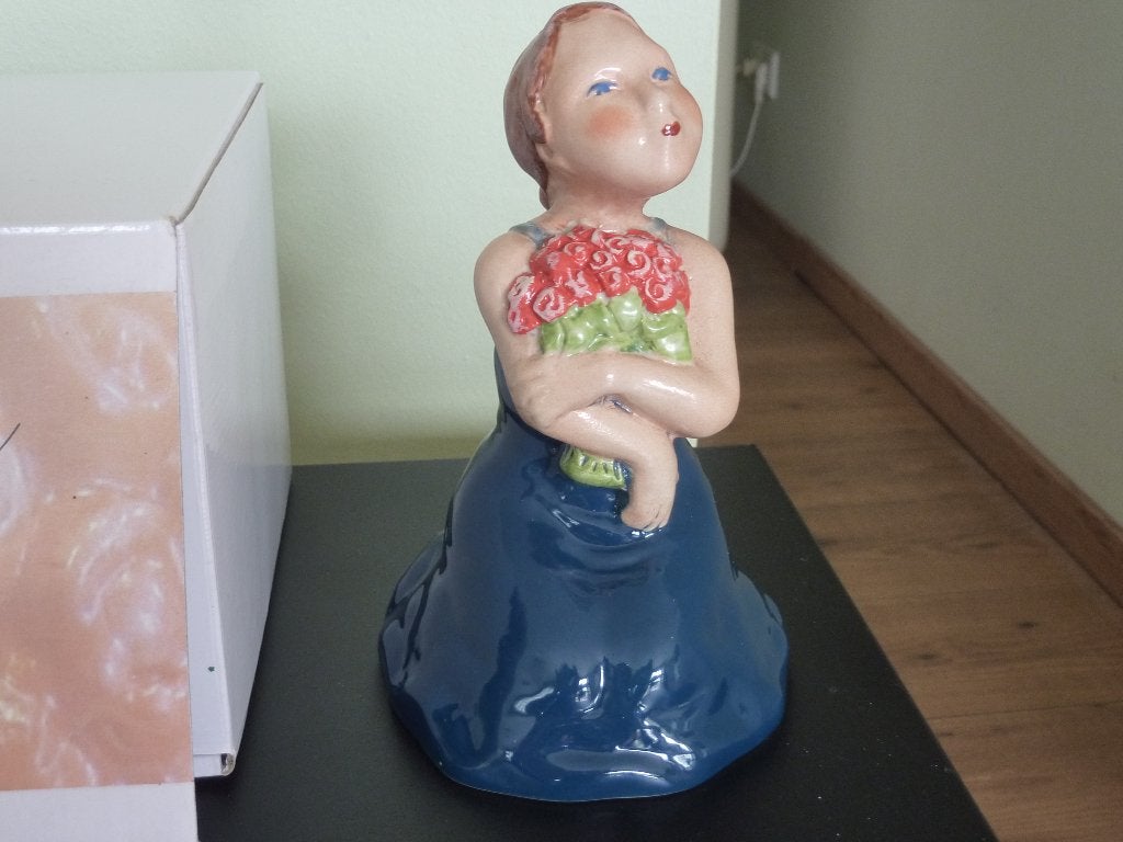 Beeldje kind met bloemen artihove gevorg kootanjan, Verzenden, Nieuw, Mens