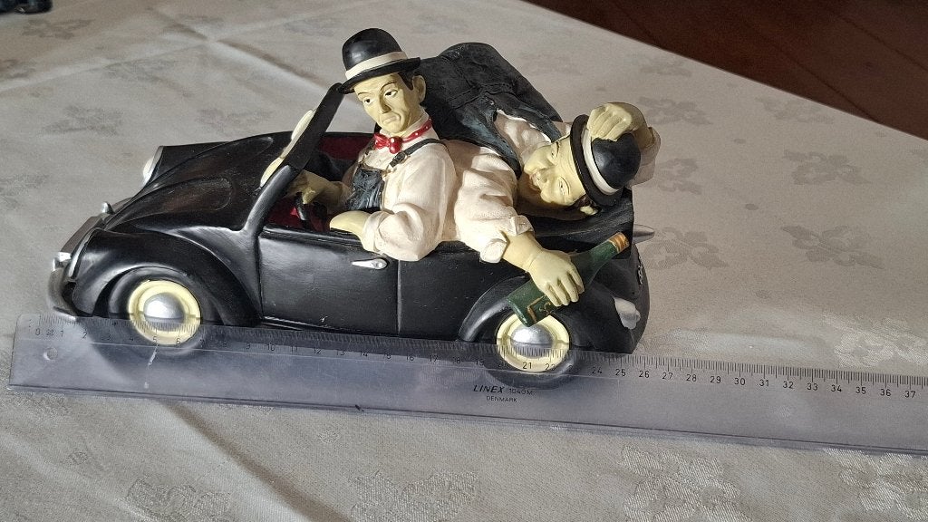Larel en Hardy, VW Kever Cabrio, Verzamelen, Beelden en Beeldjes, Ophalen of Verzenden, Zo goed als nieuw, Mens