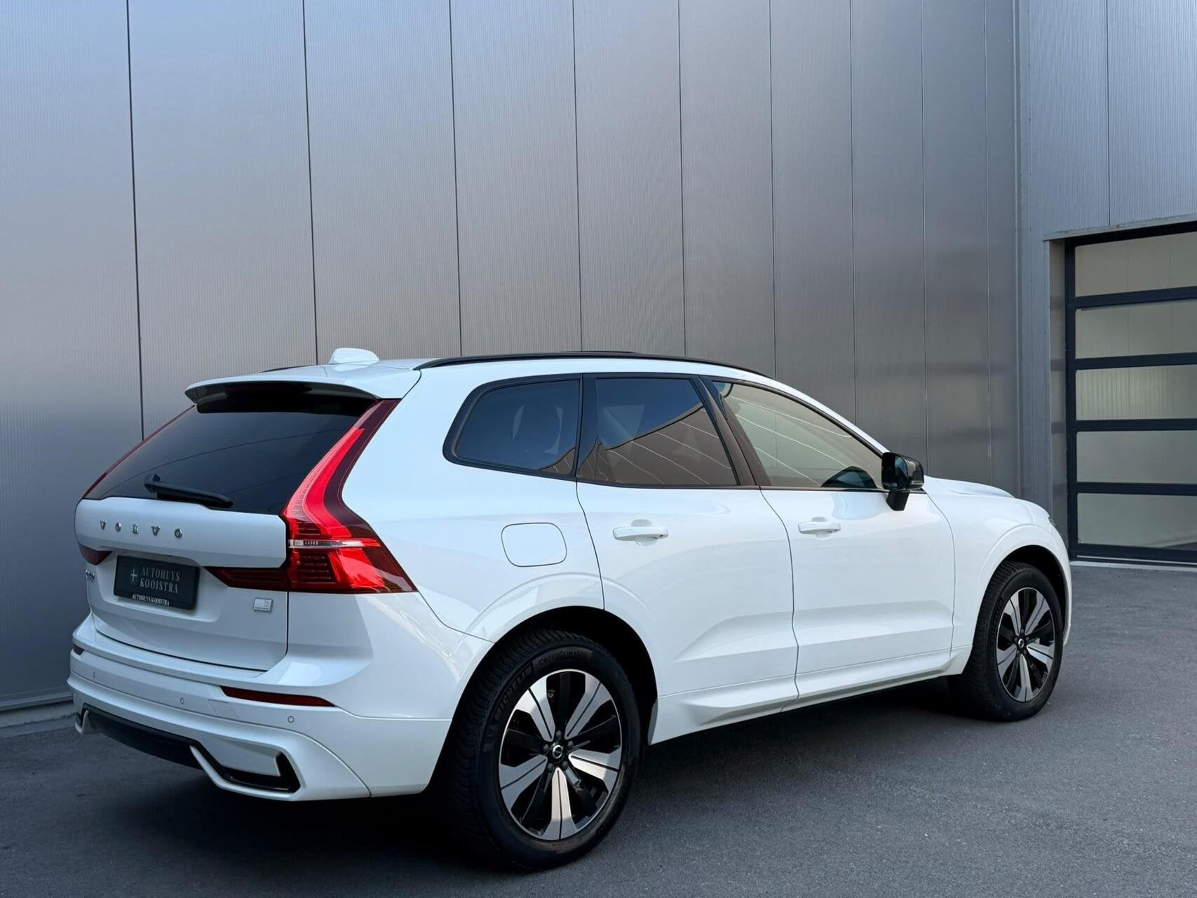 Volvo XC60 2.0 T6 Plug-in hybrid AWD Plus Dark Panorama|H/K, Automaat, Dealer onderhouden, Gebruikt, 2063 kg