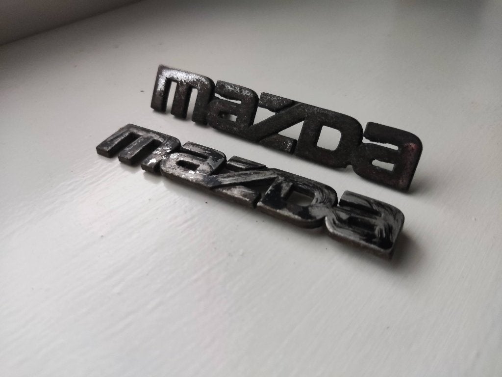 2x Mazda embleem logo, Ophalen of Verzenden