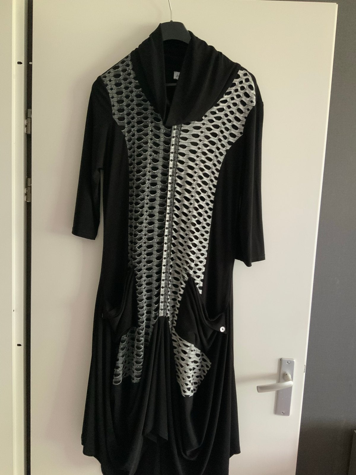 Joseph Ribkoff Zwarte Jurk met Zilveren Details, Zwart, Maat 46/48 (XL) of groter, Ophalen of Verzenden, Zo goed als nieuw