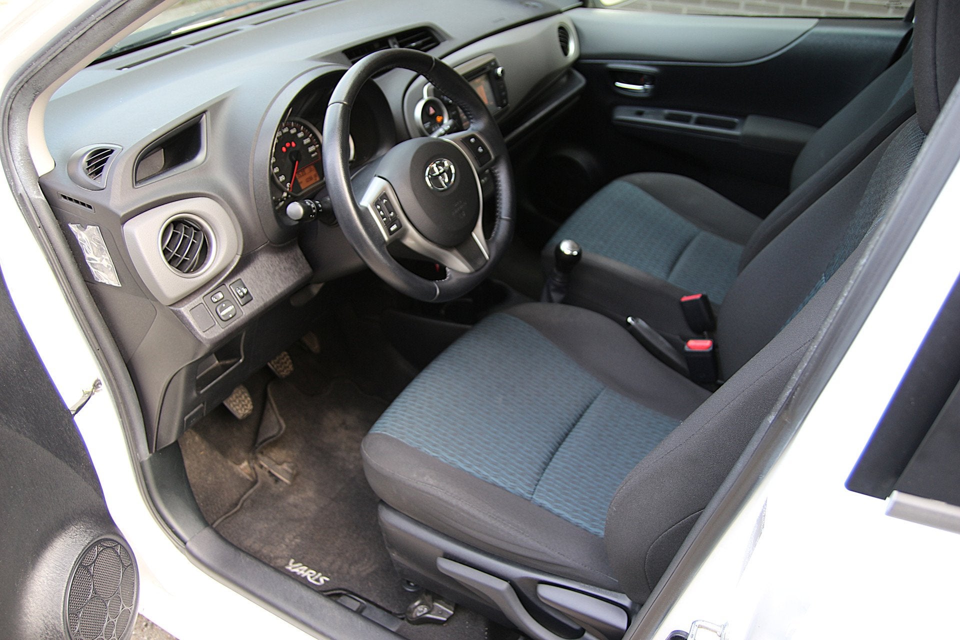 Toyota Yaris 1.0 VVT-i 70pk Aspiration | NL-auto | Facelift, Auto's, Euro 5, Met garantie (alle), Wit, Origineel Nederlands