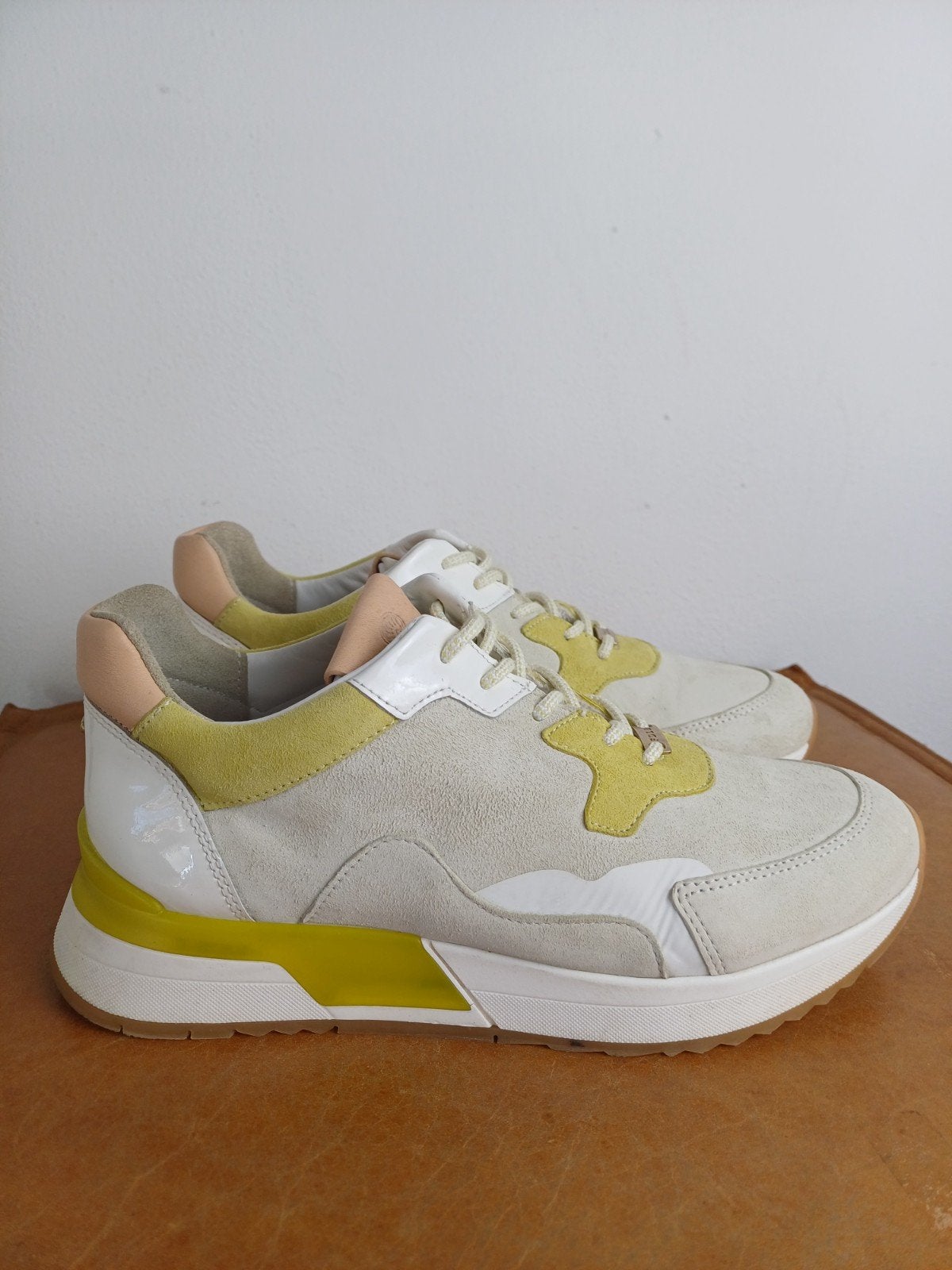 Sneakers licht beige suede, lime en wit Fred de la Bretonier, Kleding | Dames, Ophalen of Verzenden, Zo goed als nieuw, Beige
