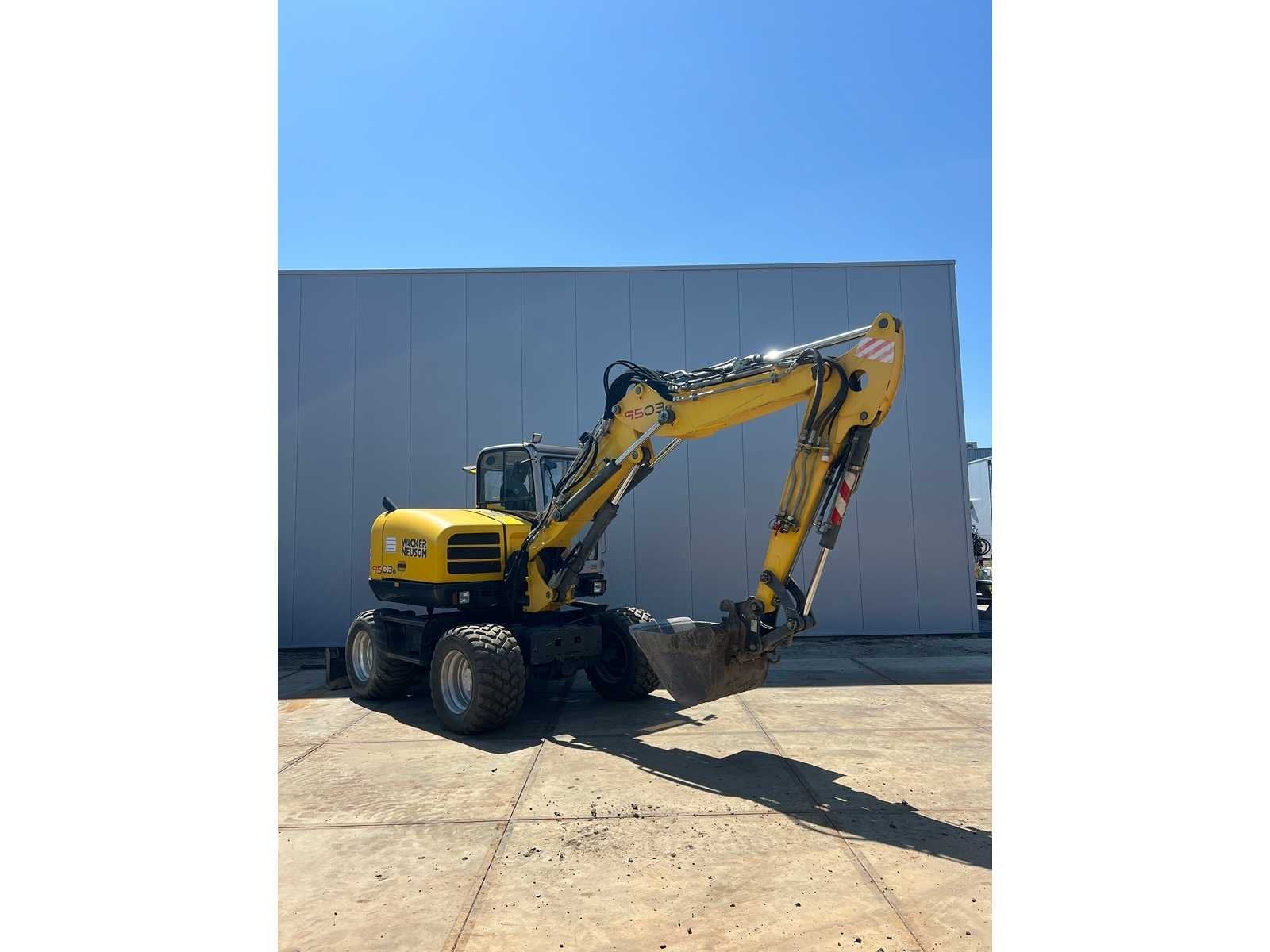 2013 Wacker Neuson 9503 Banden graafmachine, Zakelijke goederen, Machines en Bouw | Kranen en Graafmachines, Graafmachine